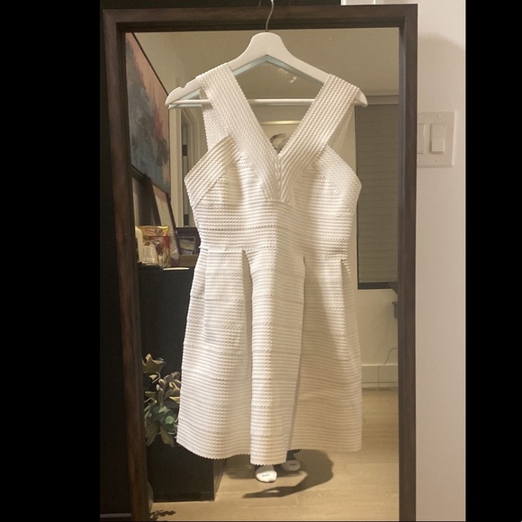 White bandage v neck dress. Great for banquet, cocktail, events, etc. - Picture 1 of 3